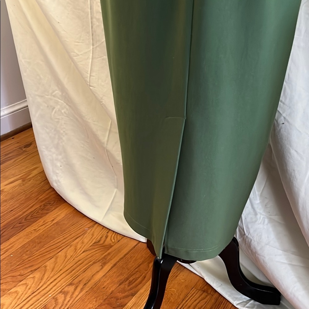 Green Sheath Dress with Bateau Neckline and 3/4 Sleeves - Picture 9 of 10